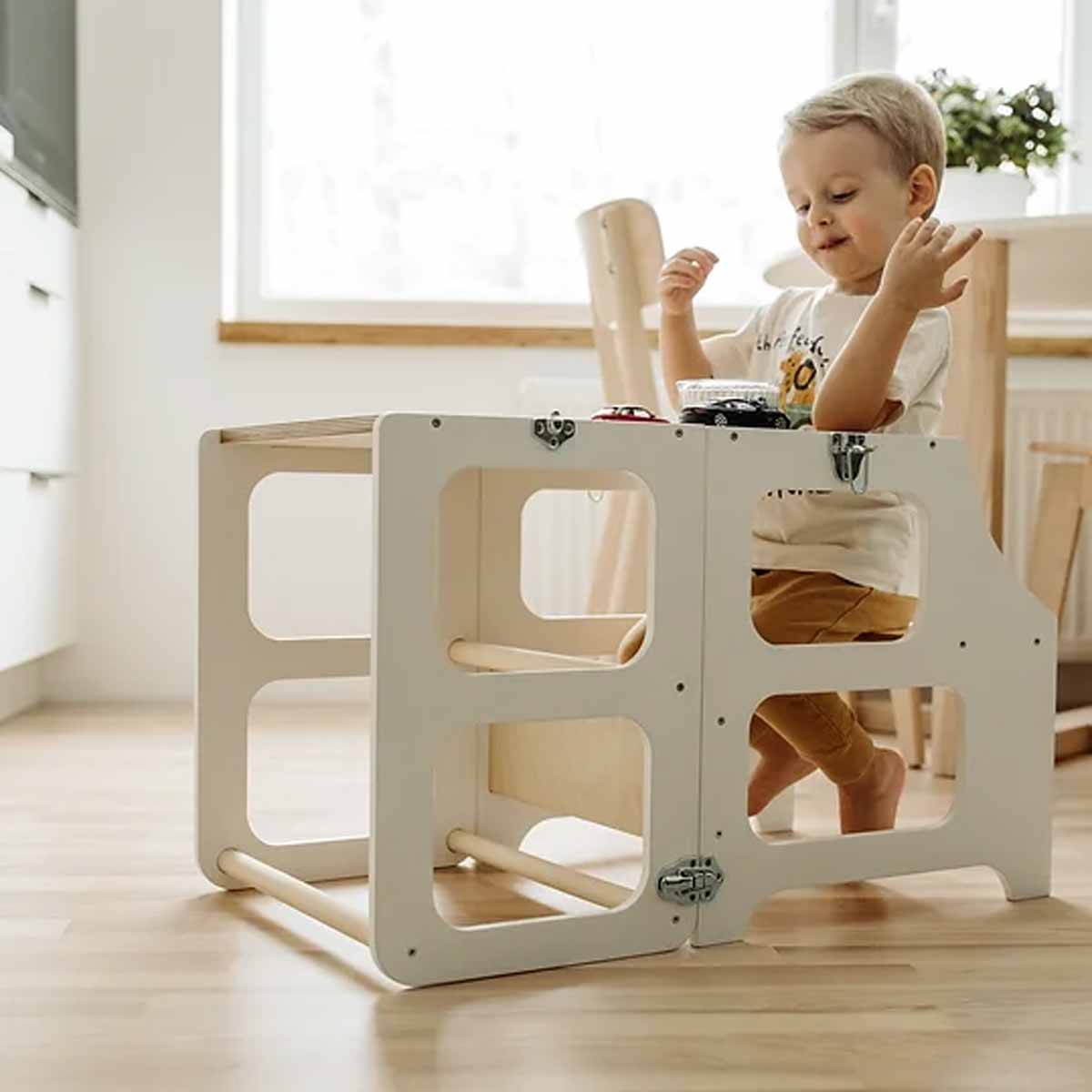Escalón Montessori madera y blanco - MamáLuz